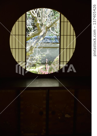 早春時節的雲龍院「頓悟之窗」(京都市東山區) 早春時節的雲龍院「頓悟之窗」(京都市東山區) 137405426