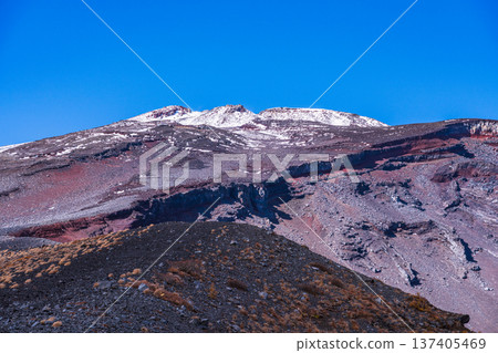 (Shizuoka Prefecture) Mount Fuji's first snowfall: View of the summit from the Hoei Crater 137405469