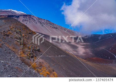 (Shizuoka Prefecture) Mount Fuji's first snowfall: View of the summit from the Hoei Crater (Shizuoka Prefecture) Mount Fuji's first snowfall: View of the summit from the Hoei Crater 137405474