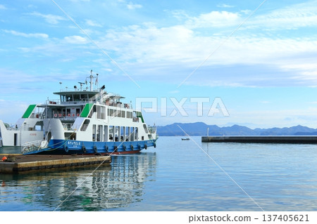 A ferry bound for Osakikamijima awaits departure (Akitsucho, Higashihiroshima City) A ferry bound for Osakikamijima awaits departure (Akitsucho, Higashihiroshima City) 137405621