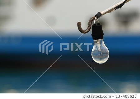 漁船上安裝的燈泡 漁船上安裝的燈泡 137405623