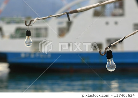 漁船上安裝的燈泡 漁船上安裝的燈泡 137405624