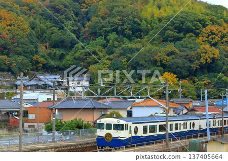 Tourist train "Etcetera" arrives at Akitsu Station (Higashi-Hiroshima City) in autumn Tourist train "Etcetera" arrives at Akitsu Station (Higashi-Hiroshima City) in autumn 137405664