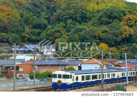 旅遊列車「Etcetera」於秋季抵達秋津站(東廣島市)。 旅遊列車「Etcetera」於秋季抵達秋津站(東廣島市)。 137405665