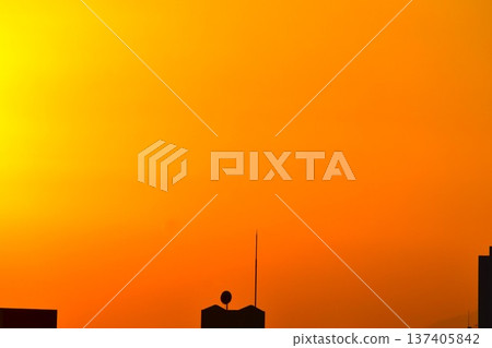 The sunset sky changes color every moment The sunset sky changes color every moment 137405842