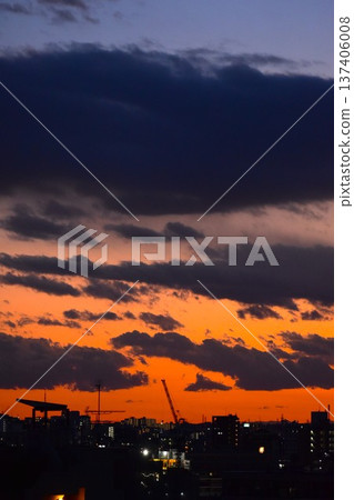 The sunset sky changes color every moment The sunset sky changes color every moment 137406008