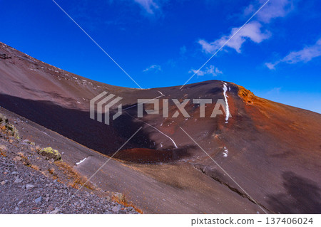 (靜岡縣)富士山初雪,寶榮山火山口秋色迷人。 (靜岡縣)富士山初雪,寶榮山火山口秋色迷人。 137406024