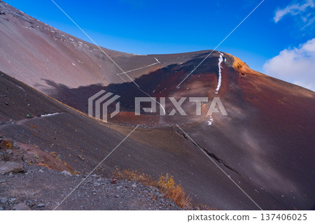 (Shizuoka Prefecture) First snow on Mt. Fuji and autumn leaves at the crater of Mt. Hoei 137406025