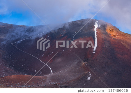 （靜岡縣）富士山初雪，寶榮山火山口秋色迷人。 137406026