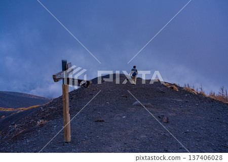 (Shizuoka Prefecture) First snow on Mt. Fuji and autumn leaves at the crater of Mt. Hoei (Shizuoka Prefecture) First snow on Mt. Fuji and autumn leaves at the crater of Mt. Hoei 137406028