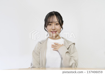 年輕女子從相機講話 137406059