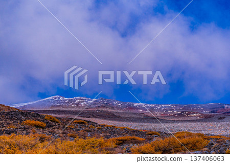 (Shizuoka Prefecture) First snow-capped Mt. Fuji: View of the summit from the Fujinomiya Trailhead fifth station (Shizuoka Prefecture) First snow-capped Mt. Fuji: View of the summit from the Fujinomiya Trailhead fifth station 137406063