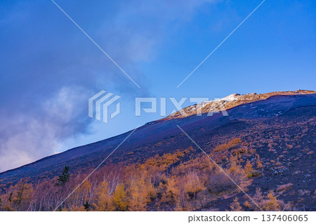 (靜岡縣)富士山初雪:從富士宮登山站五合目眺望山頂。 (靜岡縣)富士山初雪:從富士宮登山站五合目眺望山頂。 137406065