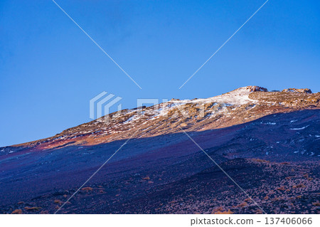 (Shizuoka Prefecture) First snow-capped Mt. Fuji: View of the summit from the Fujinomiya Trailhead fifth station (Shizuoka Prefecture) First snow-capped Mt. Fuji: View of the summit from the Fujinomiya Trailhead fifth station 137406066