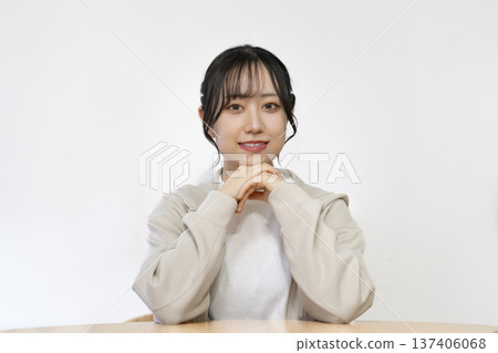 Young woman speaking from the camera Young woman speaking from the camera 137406068