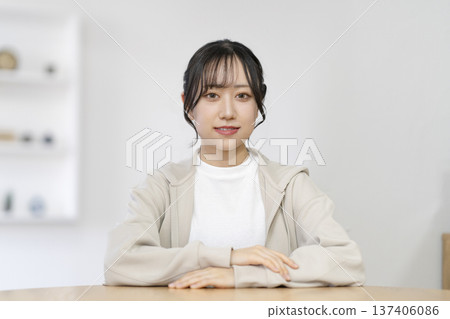微笑對照相機的一個少婦 微笑對照相機的一個少婦 137406086