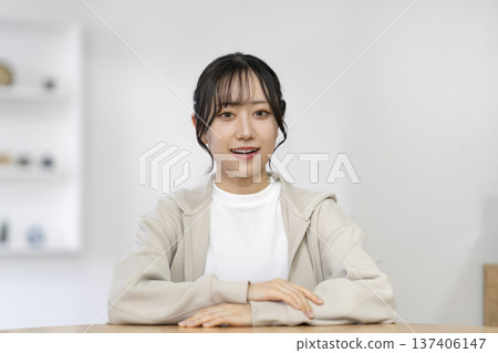 Young woman speaking from the camera Young woman speaking from the camera 137406147