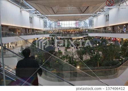 Bright Shopping Mall Atrium with Glass Ceiling and Urban Lifestyle Bright Shopping Mall Atrium with Glass Ceiling and Urban Lifestyle 137406412