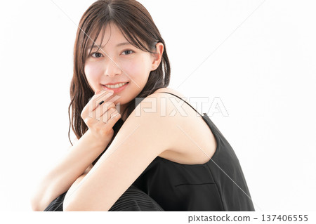 白色背景下，一位女士正在進行護膚的美麗圖片 137406555