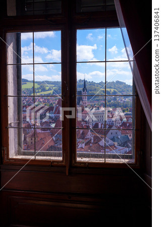 透過窗戶看古老的城堡 透過窗戶看古老的城堡 137406841