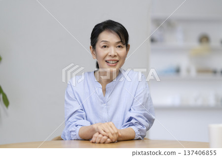 一位年近六十的女士對著鏡頭說話 一位年近六十的女士對著鏡頭說話 137406855