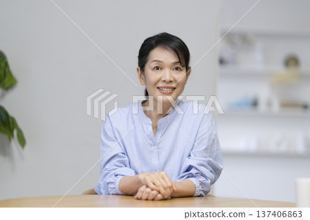 一位年近六十的女士對著鏡頭說話 137406863