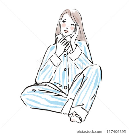 一位穿著睡衣的時尚日本女性正在查看她的智慧型手機 137406895
