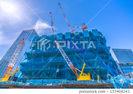 東京都市景觀的全新視角，令人驚嘆。東京火炬：大手町的一群巨型起重機，象徵著新時代的希望之光… 137408241
