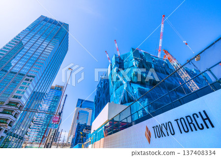 日本東京城市景觀新貌。東京火炬塔，大手町巨大的鋼結構和起重機。通往令人驚嘆的塔樓 137408334