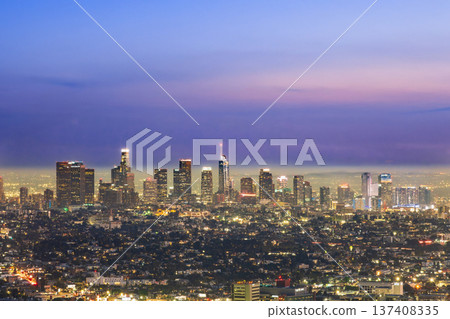 洛杉磯市中心摩天大樓的夜景 洛杉磯市中心摩天大樓的夜景 137408335