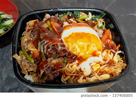 一碗熱騰騰的牛肉拌飯,配上甜辣醬汁和溏心蛋,絕對能讓你食慾大增。 一碗熱騰騰的牛肉拌飯,配上甜辣醬汁和溏心蛋,絕對能讓你食慾大增。 137408805