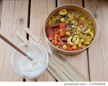 一份薩馬克薩魯納（Samak Saloona），這是阿聯酋的傳統菜餚，還有駱駝奶 137408806