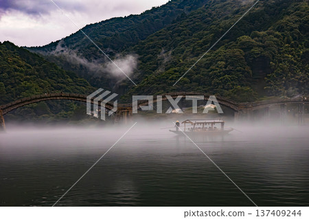 錦帶橋和觀光船籠罩在神秘的河霧之中 錦帶橋和觀光船籠罩在神秘的河霧之中 137409244