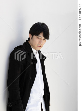 身穿黑色夾克的男子肖像 137409266