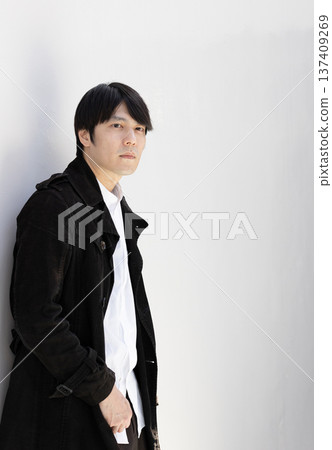 身穿黑色夾克的男子肖像 137409269