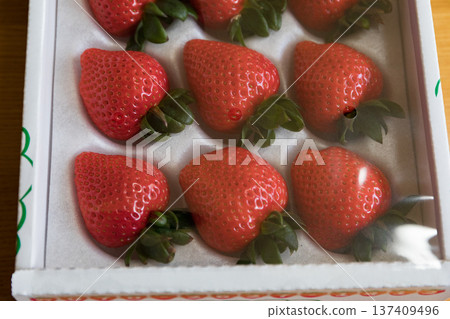 包裝好的草莓,莧菜 包裝好的草莓,莧菜 137409496