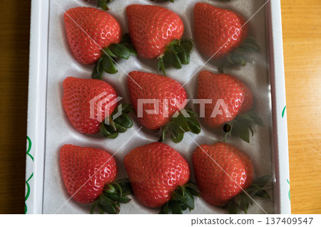 包裝好的草莓，莧菜 137409547