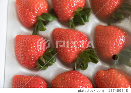 包裝好的草莓，莧菜 137409548