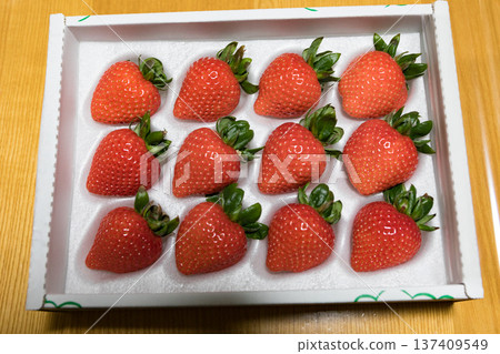 包裝好的草莓，莧菜 137409549