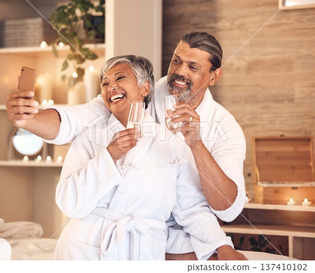 Selfie, champagne and love with old couple in spa for anniversary, celebration and social media. Relax, massage and profile picture with senior man and woman in villa for luxury, vacation and peace 137410102