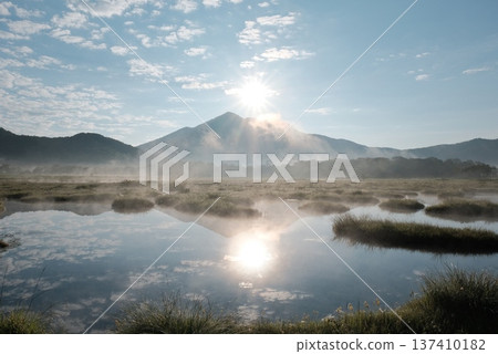 日向日出,映照著檜內嶽山的倒影;晨光照亮了尾瀨濕地。 日向日出,映照著檜內嶽山的倒影;晨光照亮了尾瀨濕地。 137410182