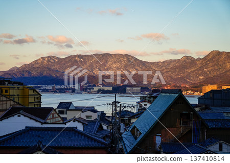 城鎮景觀、住宅區、大海、山脈、日本風景、街景、屋頂、港口城鎮、當地城市、自然 137410814