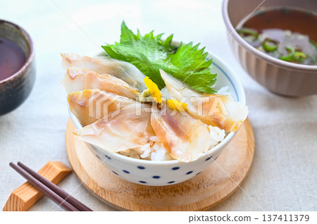 Red fish and kelp rice bowl 137411379