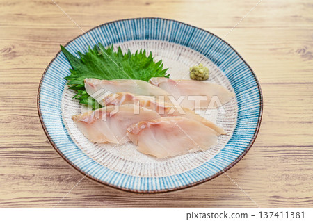 Red fish sashimi marinated in kelp 137411381