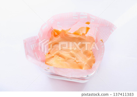 Mix the melted gummies and meringue in the microwave and let it harden. 137411383