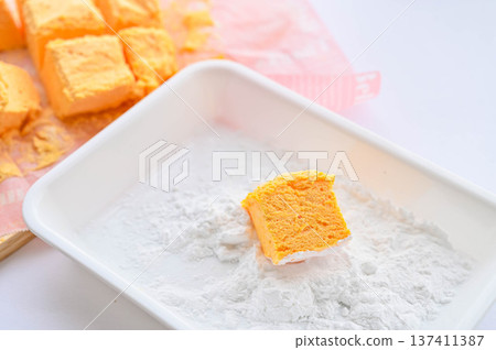 裹上玉米澱粉的生棉花糖 裹上玉米澱粉的生棉花糖 137411387