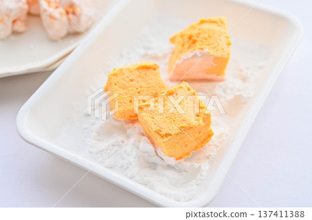 裹上玉米澱粉的生棉花糖 裹上玉米澱粉的生棉花糖 137411388