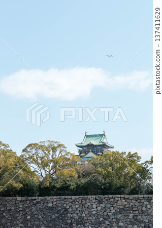 Blue sky and Osaka Castle tower, a historic landmark Blue sky and Osaka Castle tower, a historic landmark 137411629