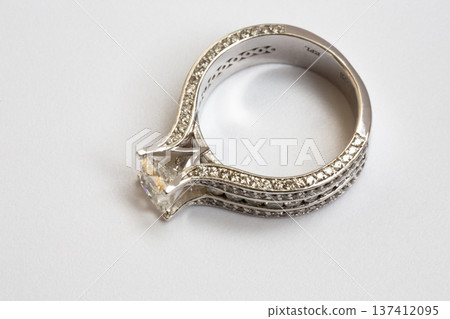 Wedding gold ring with a large natural diamond weighing 1 carat, princess cut or Square Modified Brilliant 137412095