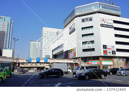 在陽光明媚的日子裡，錦糸町站前的樂天地大廈 137412405